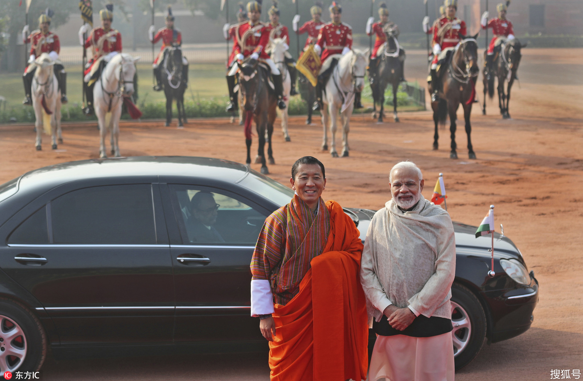 印度新德里,印度总理莫迪在总统府迎接来访的不丹首相洛塔-策林(lotay