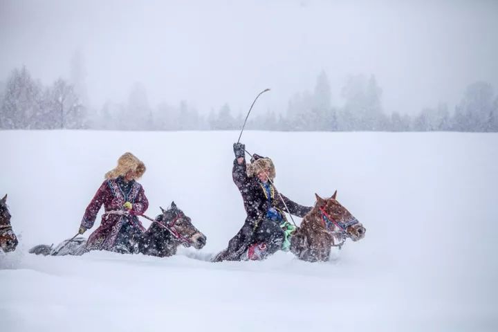 只见爬犁卧在雪面上哧哧地滑动,哈萨克马夫更会热情地向你嘘寒问暖