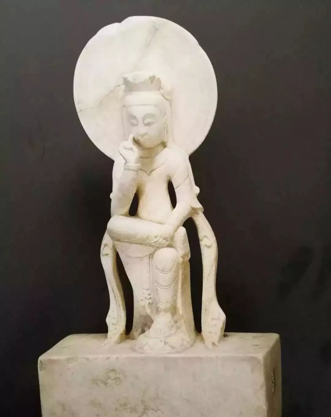 大理石彫刻 弥勒菩薩半跏像