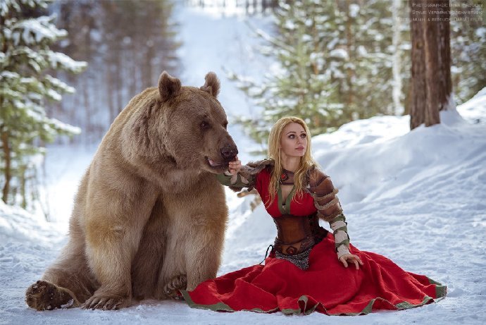 俄羅斯美女演繹《美女與野獸》 冰天雪地與熊「共舞」 遊戲 第3張