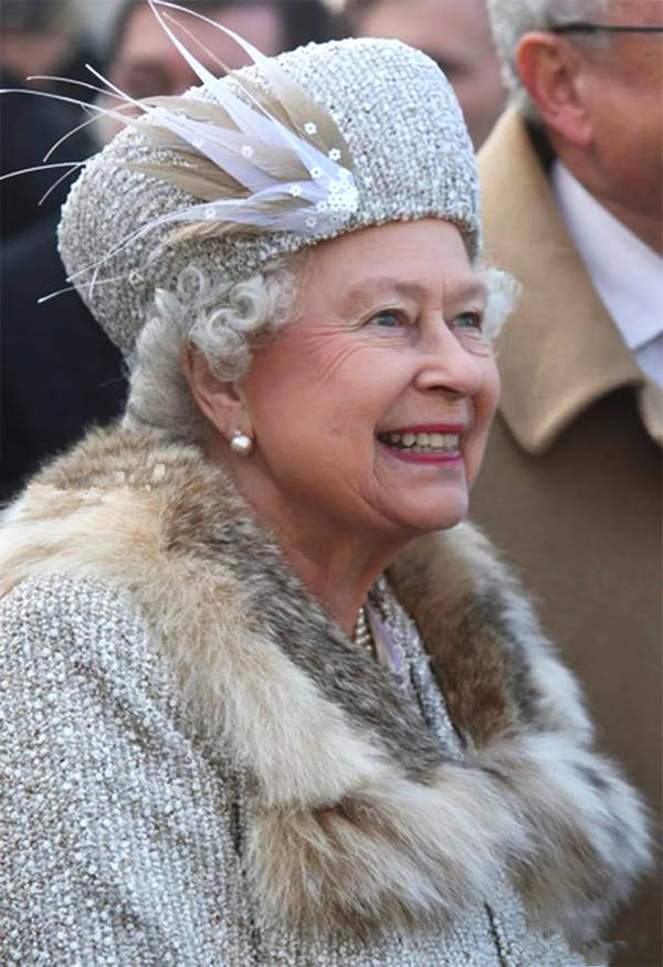92歲英國女王告別「光腿」造型，穿長筒靴搭配大衣，時髦又保暖 時尚 第4張