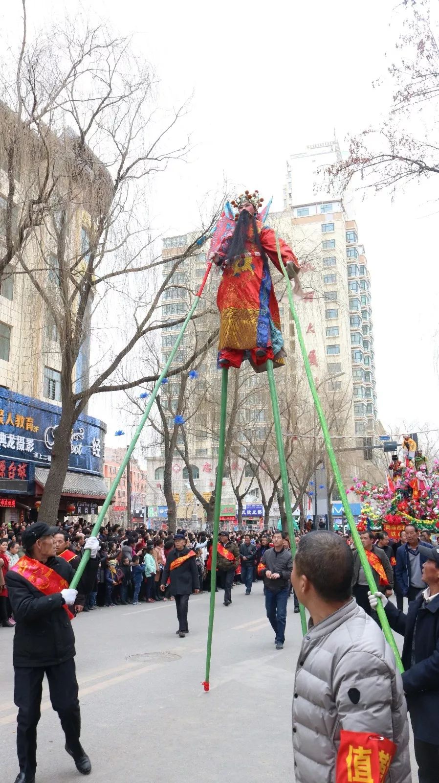 乐都高庙《高跷》是乐都社火中最引人注目的节目之一.