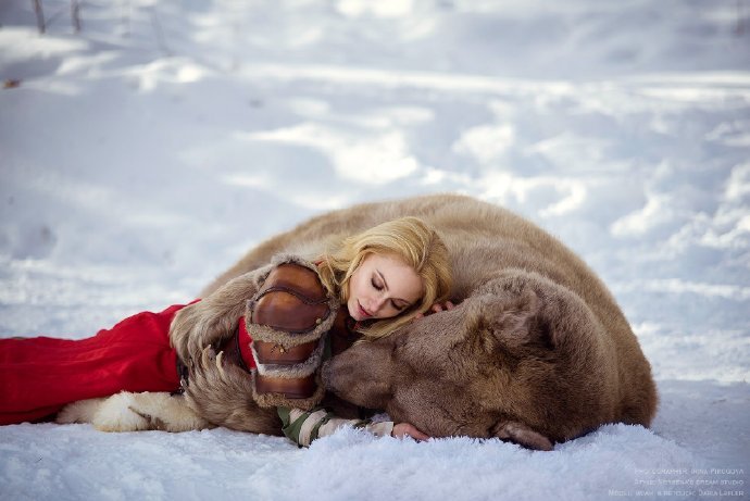 俄羅斯美女演繹《美女與野獸》 冰天雪地與熊「共舞」 遊戲 第8張