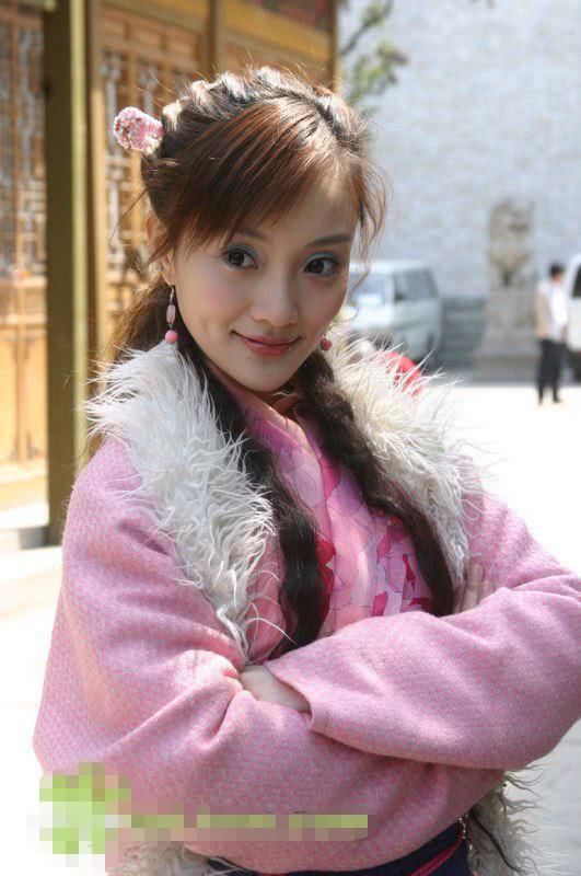 李小璐身穿粉色古装,20岁出头的她灵动十足,简直人比花娇.