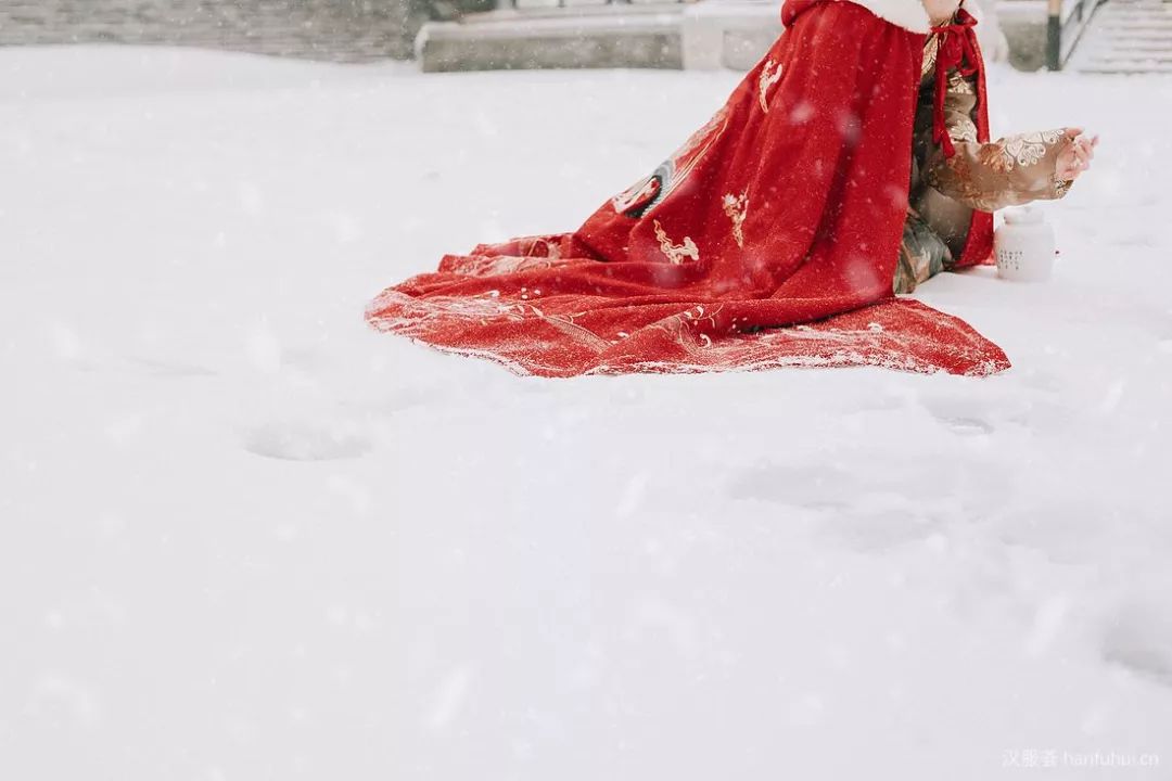 汉服雪景雪花漫天说好的白首到老呢