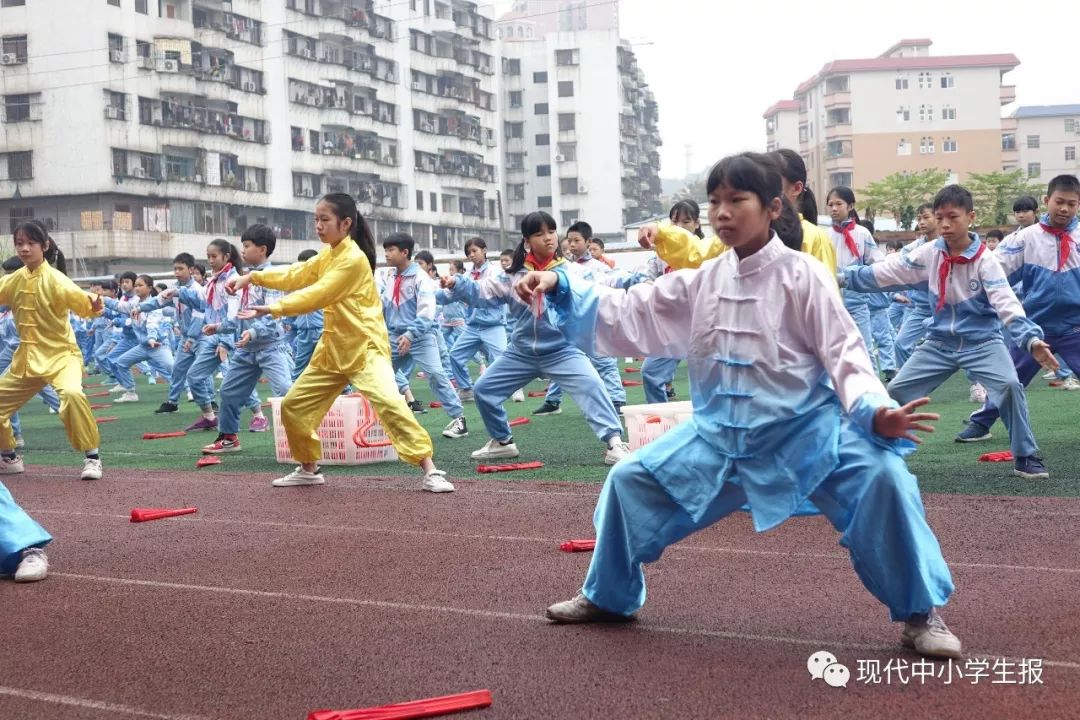 禾仓小学的同学们在大课间进行体能活动以及太极表演.