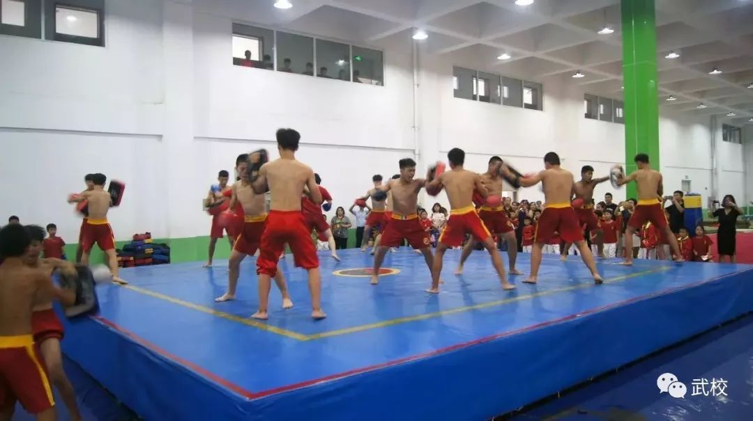 山东聊城少林武校女子散打队恭祝大家元旦快乐!