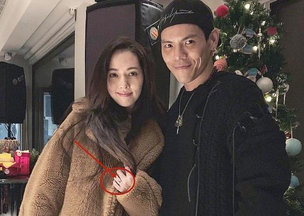 向太欲讓郭碧婷當兒媳，向佐曬兩人聖誕合影，郭碧婷手上戒指亮了 娛樂 第4張