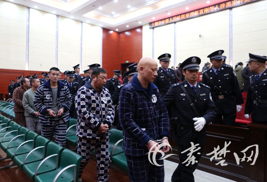 刚刚,十堰公开审判31人,2人被判处死刑