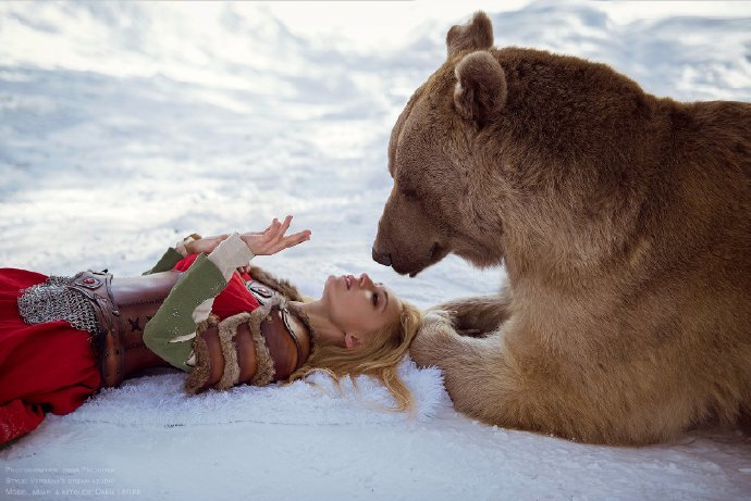 俄羅斯美女演繹《美女與野獸》 冰天雪地與熊「共舞」 遊戲 第6張
