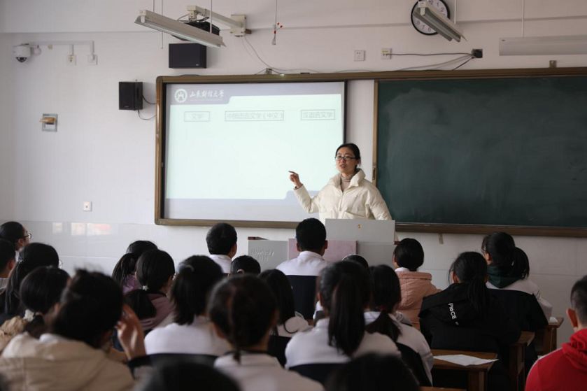 淄博市学生发展指导讲师团与大学专业公开课走进淄博四中