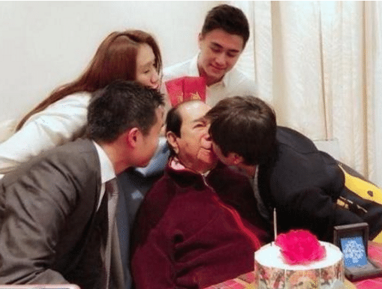 賭王何鴻燊97歲大壽， 眼睛都睜不開卻被幾房太太當道具各種角度 娛樂 第1張