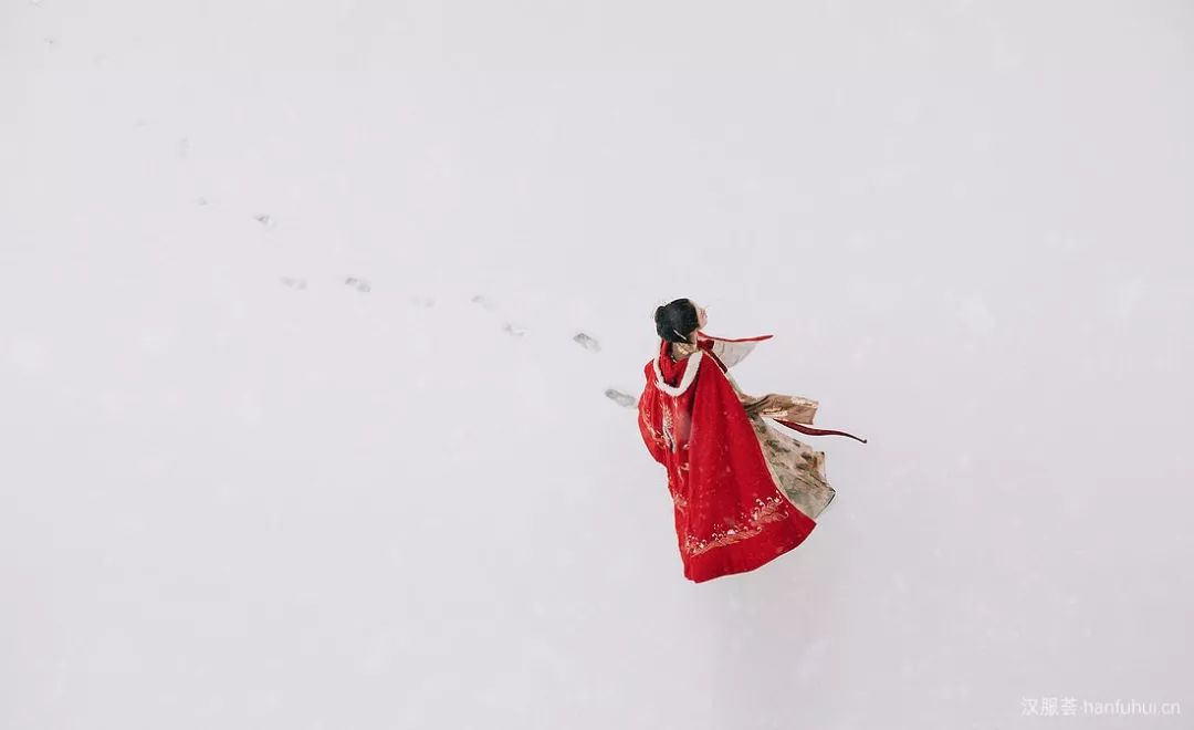 汉服雪景雪花漫天说好的白首到老呢