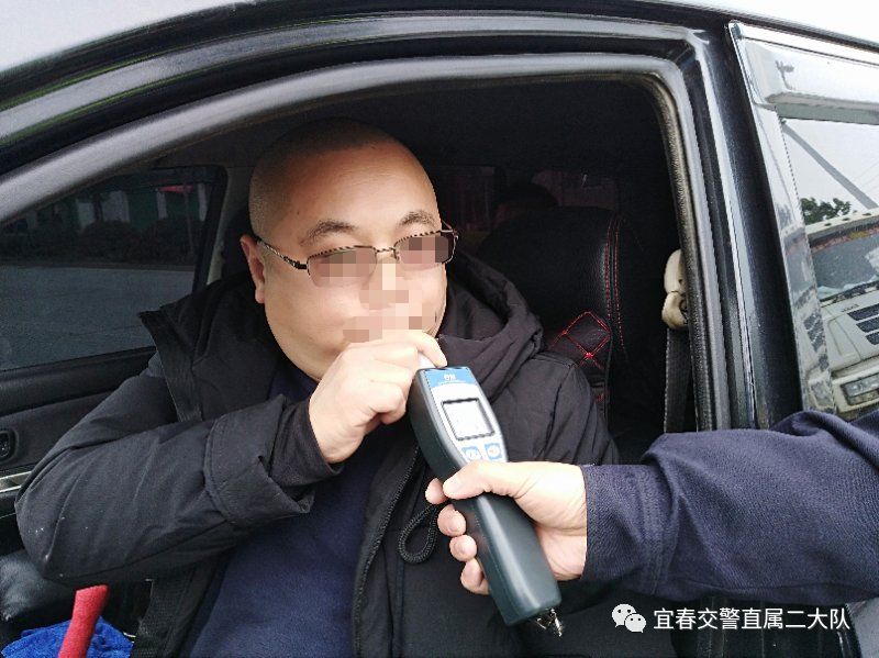 二大队交警对其检测的结果为酒精含量达61毫克/100毫升,属于饮酒驾驶