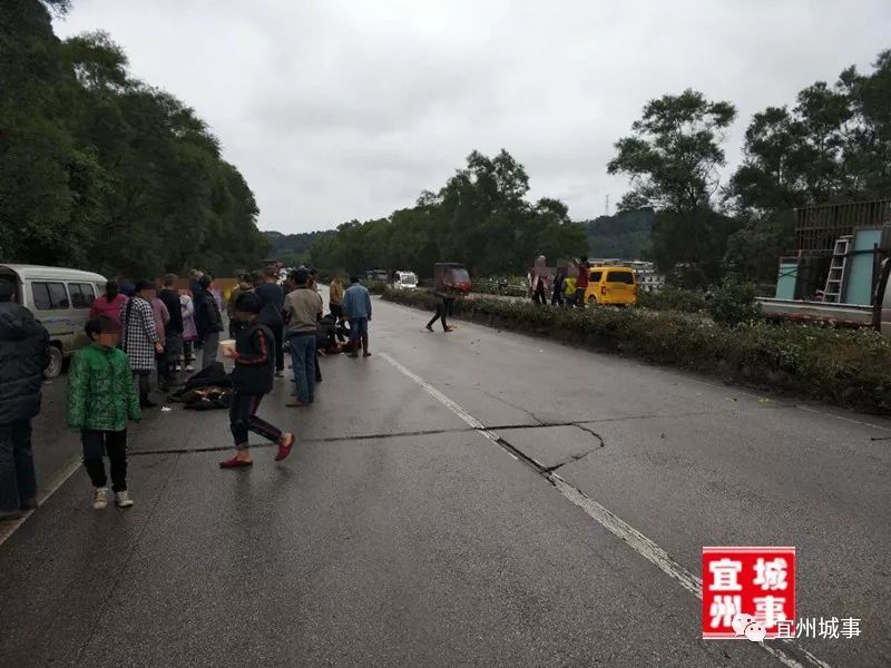 附视频~金宜公路宜州路段发生一起车祸