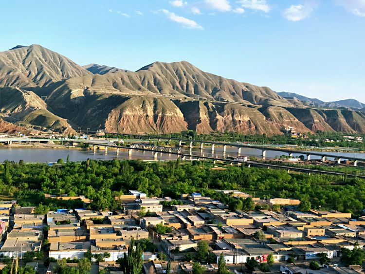 达川镇是甘肃省兰州市西固区下辖的一个镇行单位,地处西固区