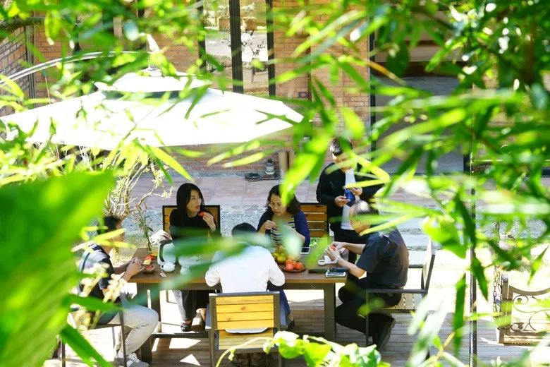 静处品茶 菁舍有多个公共庭院,两个户外平台,闲时品茶,畅聊人生.