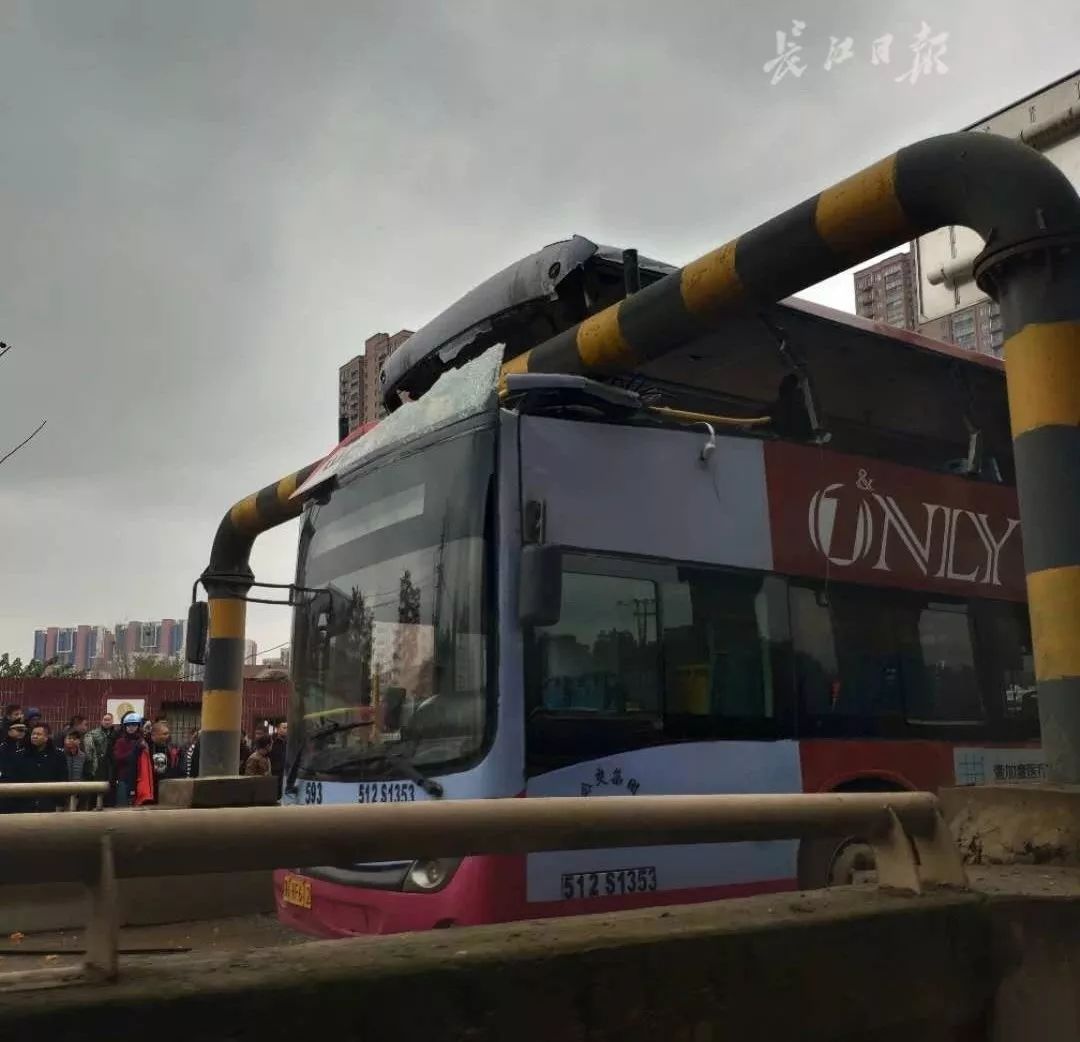 1死7伤武汉公交车被削顶