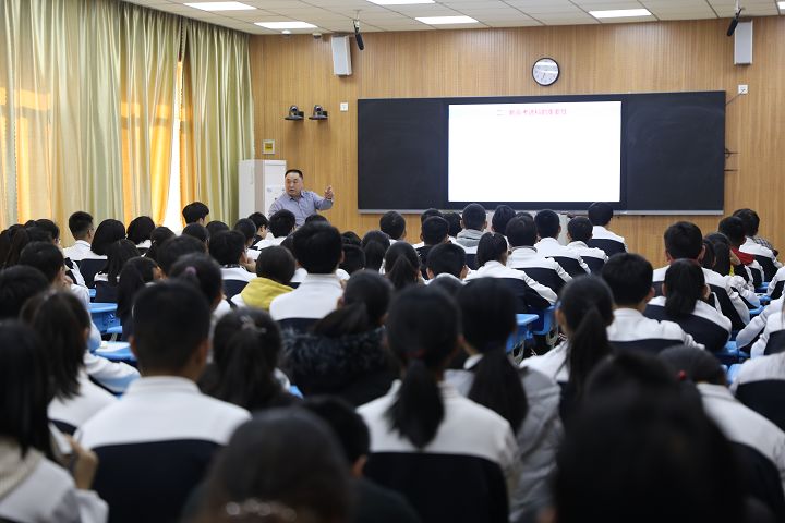 淄博市学生发展指导讲师团与大学专业公开课走进淄博四中