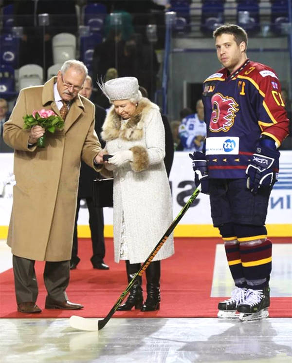 92歲英國女王告別「光腿」造型，穿長筒靴搭配大衣，時髦又保暖 時尚 第5張