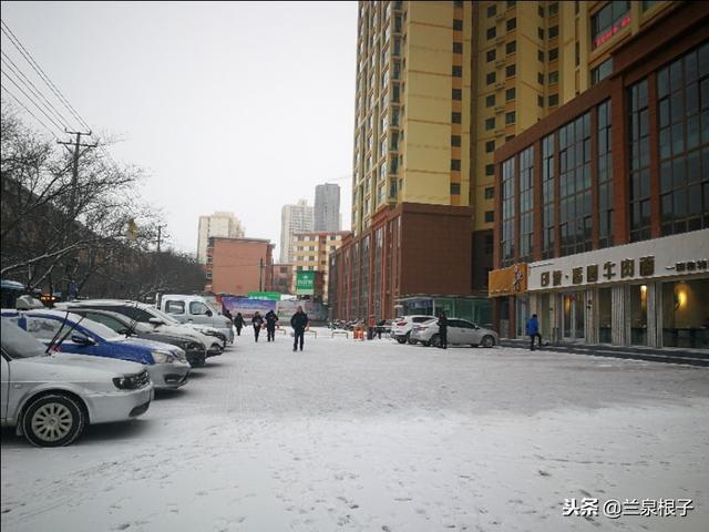 下雪了兰州旱晨街道马路上 仿佛是银子铸成得