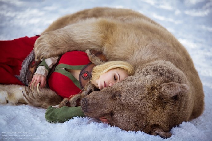 俄羅斯美女演繹《美女與野獸》 冰天雪地與熊「共舞」 遊戲 第4張