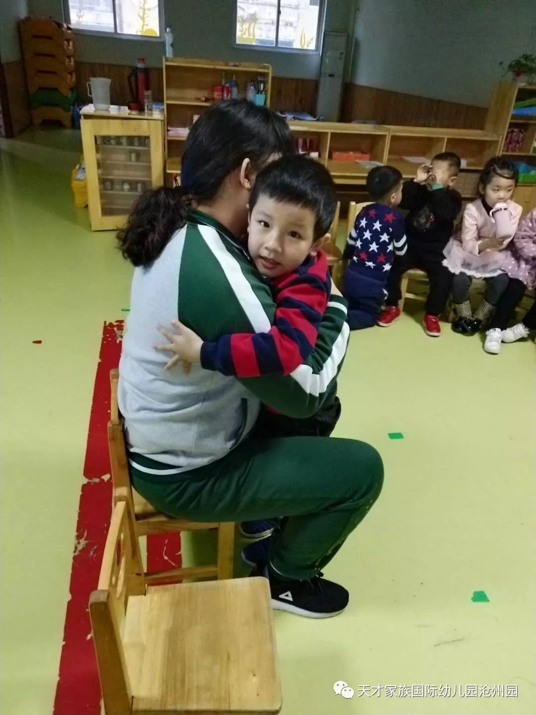 通过下午离园老师给每个孩子的"爱的抱抱"结束一天幼儿园丰富多彩的