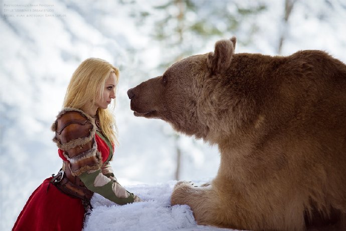俄羅斯美女演繹《美女與野獸》 冰天雪地與熊「共舞」 遊戲 第1張