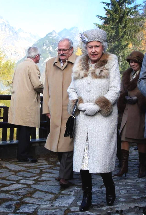92歲英國女王告別「光腿」造型，穿長筒靴搭配大衣，時髦又保暖 時尚 第7張
