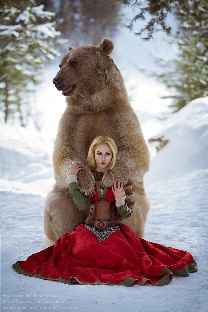 俄羅斯美女演繹《美女與野獸》 冰天雪地與熊「共舞」 遊戲 第5張