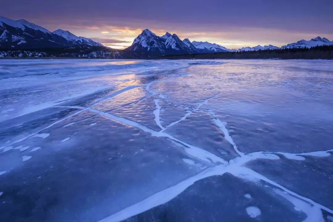如果趴在冰面,能听到从湖心传来的破裂的声音