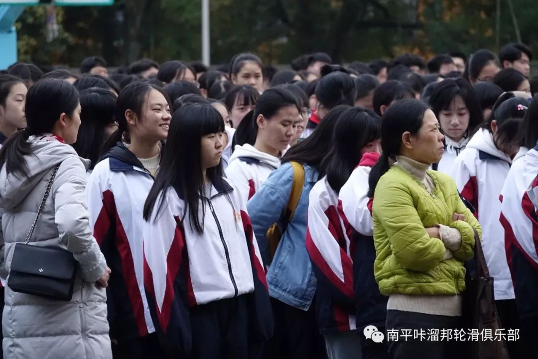 速度轮滑世界冠军廖彦胜走进南平高级中学,南平师范学校附属小学