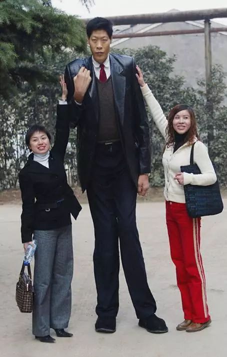 2米42中国第一巨人,结婚19年没孩子,1米6娇妻回应:不方便