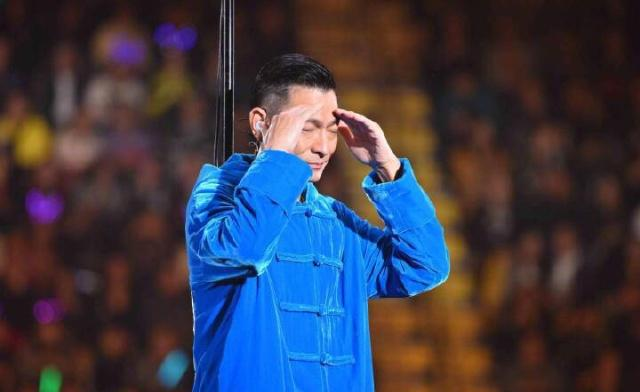劉德華演唱會中途突然取消，含淚鞠躬：真的唱不瞭，粉絲們都哭瞭