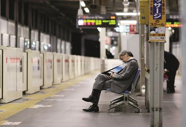 日本疲惫的上班族:过劳死亡率高,自嘲自己是"公畜"