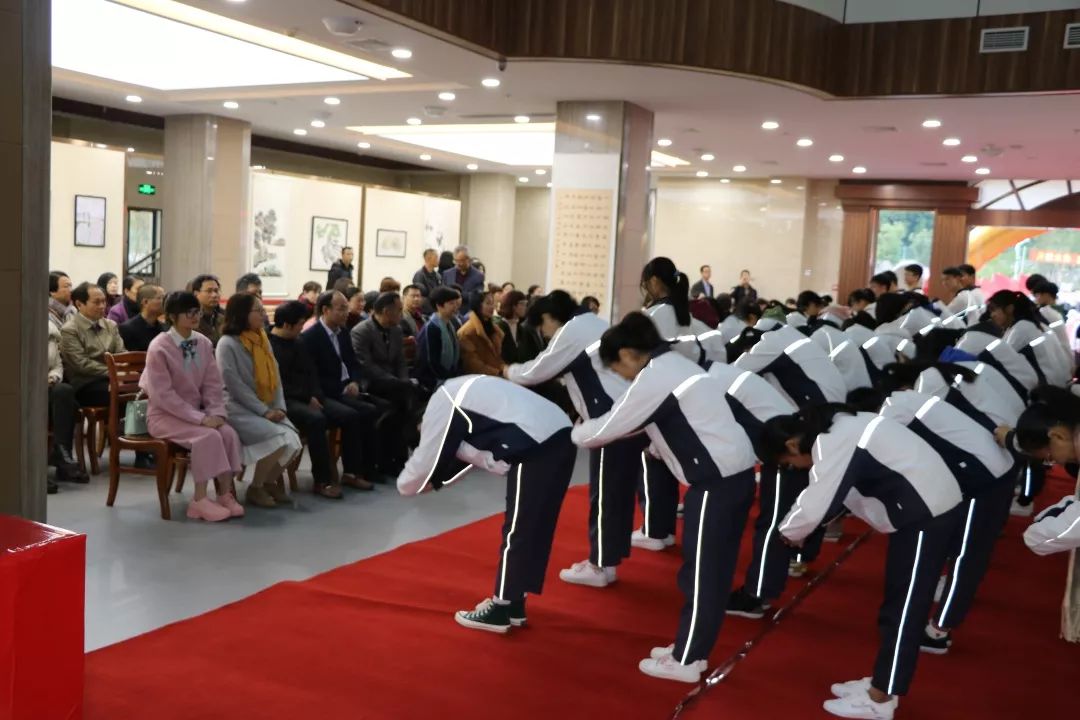 十八而志责有攸归记龙海一中2019届高三年学生成人礼