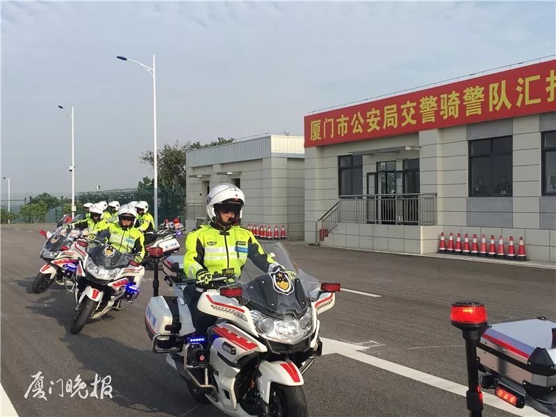 参加此次表演的是 来自市公安局交警支队的骑警队 在现场指挥员的