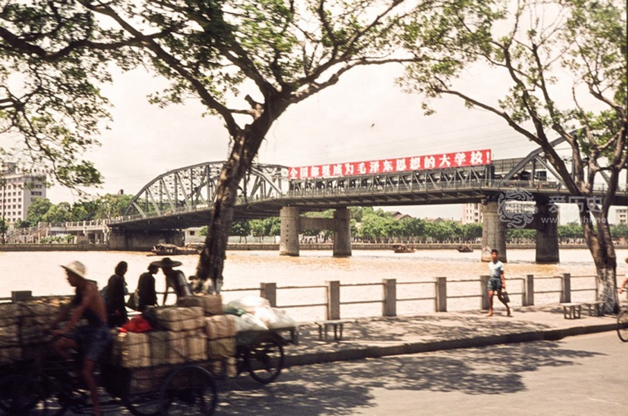 1971年广州珍贵彩照：离不开的珠江水 马路上真的有马和靓女