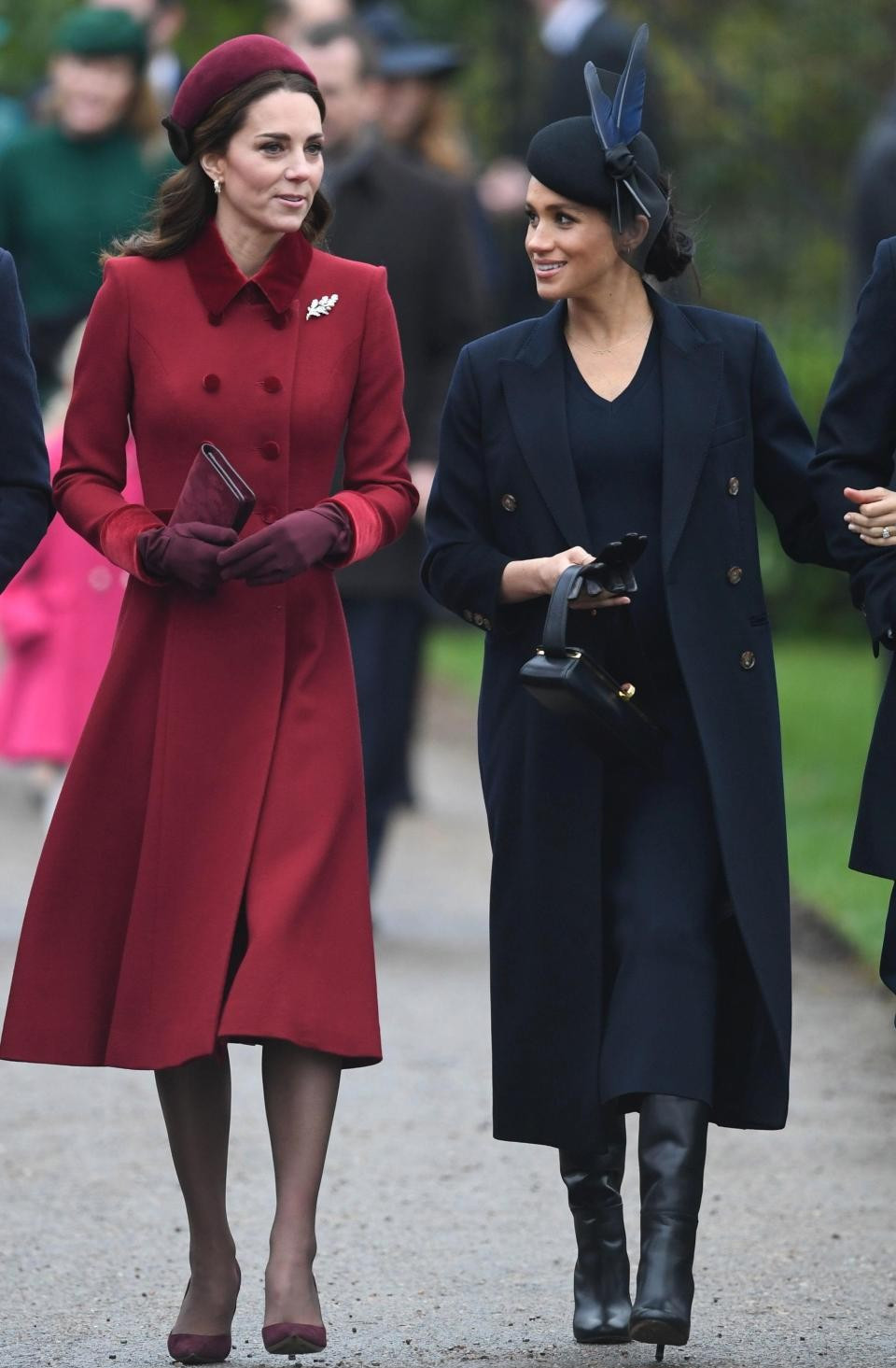 英国皇室齐聚一堂,凯特王妃一身红色毛呢大衣实力抢镜
