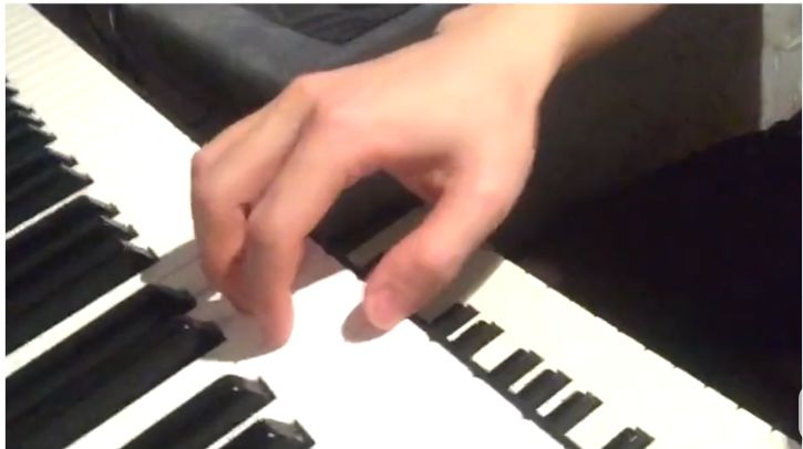 弹钢琴正确手型教学!_手指