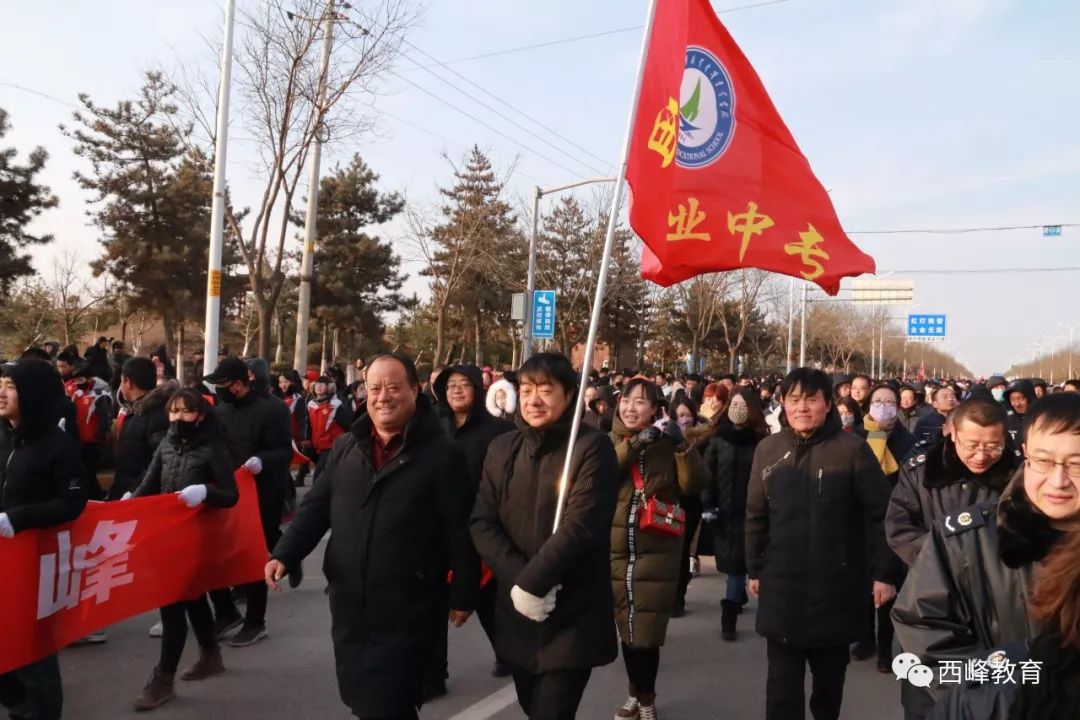 颁奖仪式上,区教体局,庆阳三中,庆阳四中分别荣获第六届迎新年庆阳