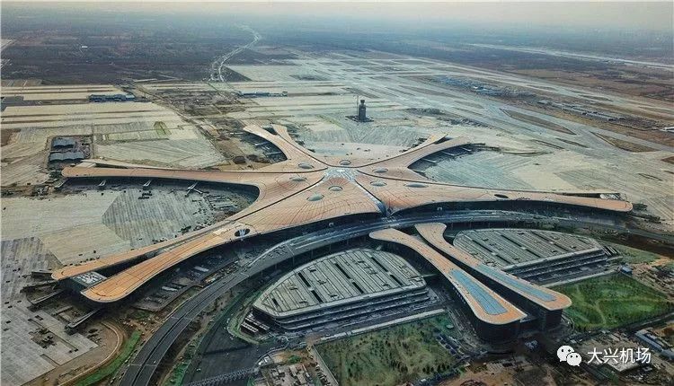 【机场要闻】北京大兴国际机场跑道全面贯通"凤凰展翅"完美亮相