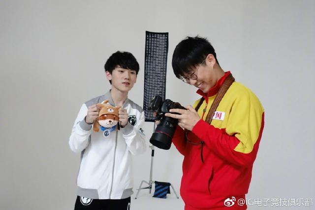 lol:ig战队动态 jackeylove与小柴犬合照