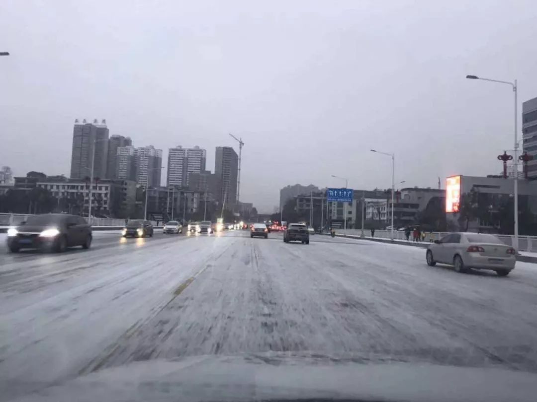 鹤城下雪啦!一波雪景图来了,道路结冰,最低温要降至-4