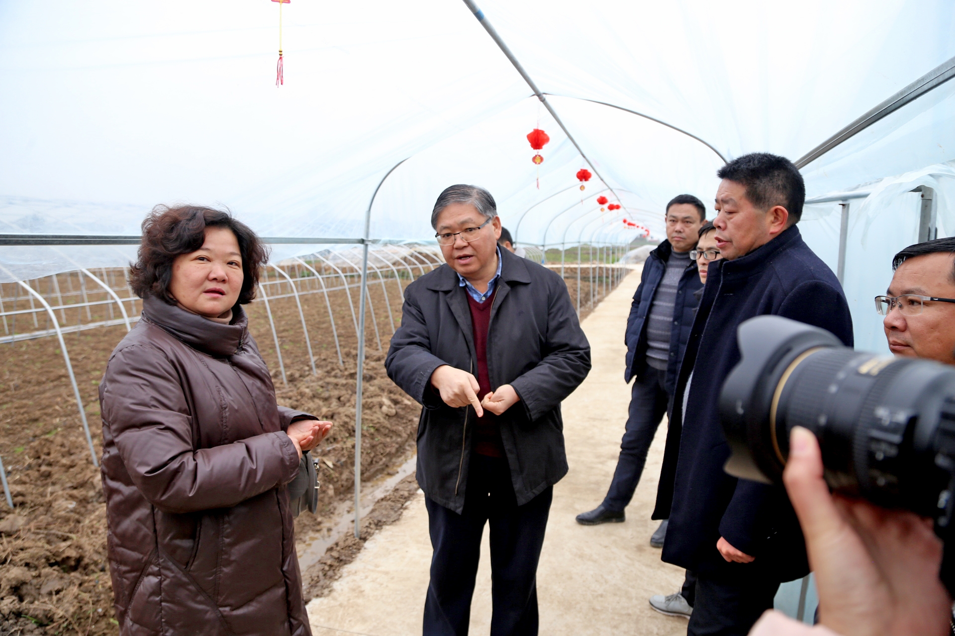 刘中芹是宜都市高坝洲湾市村农民,小时候,因患小儿麻痹后遗症,高位