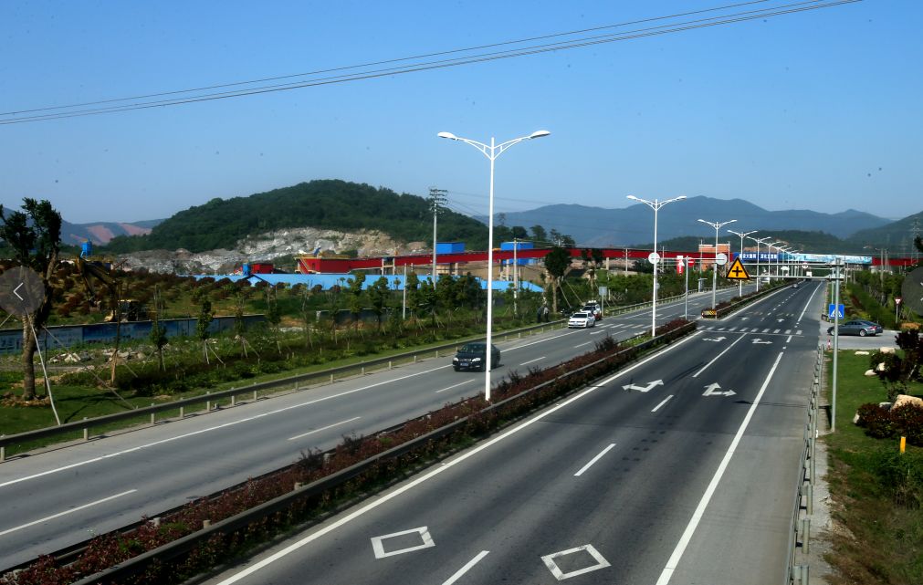 老318国道湖浔段"汽车跳,湖州到","晴天一身灰,雨天一身泥"……德清县