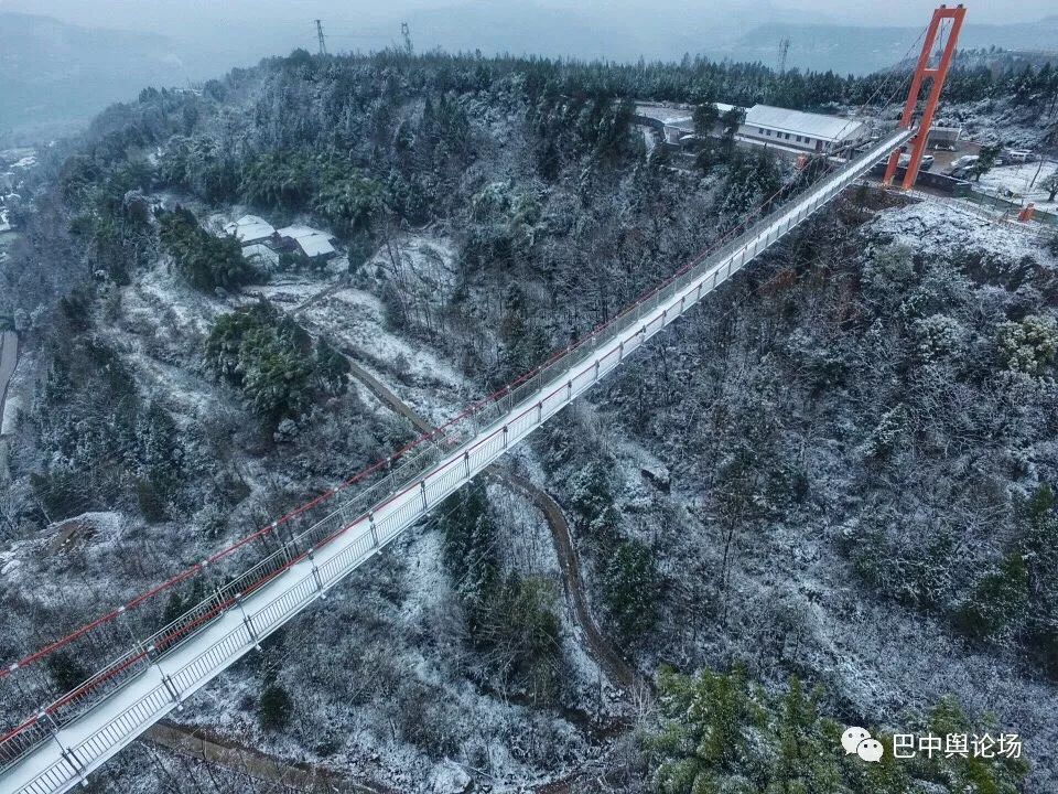 平昌驷马水乡玻璃桥今天正式开园迎客!