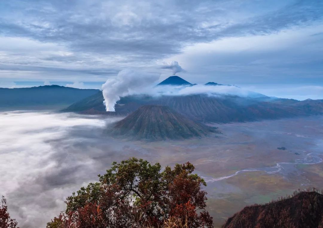 在印尼,火山就如生活在其中的民族一样丰富多彩,苏门答腊岛是火山最