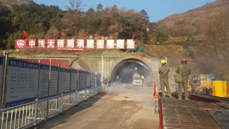 12月26日,威围高速公路第三项目经理部金斗隧道进口右幅首模二衬