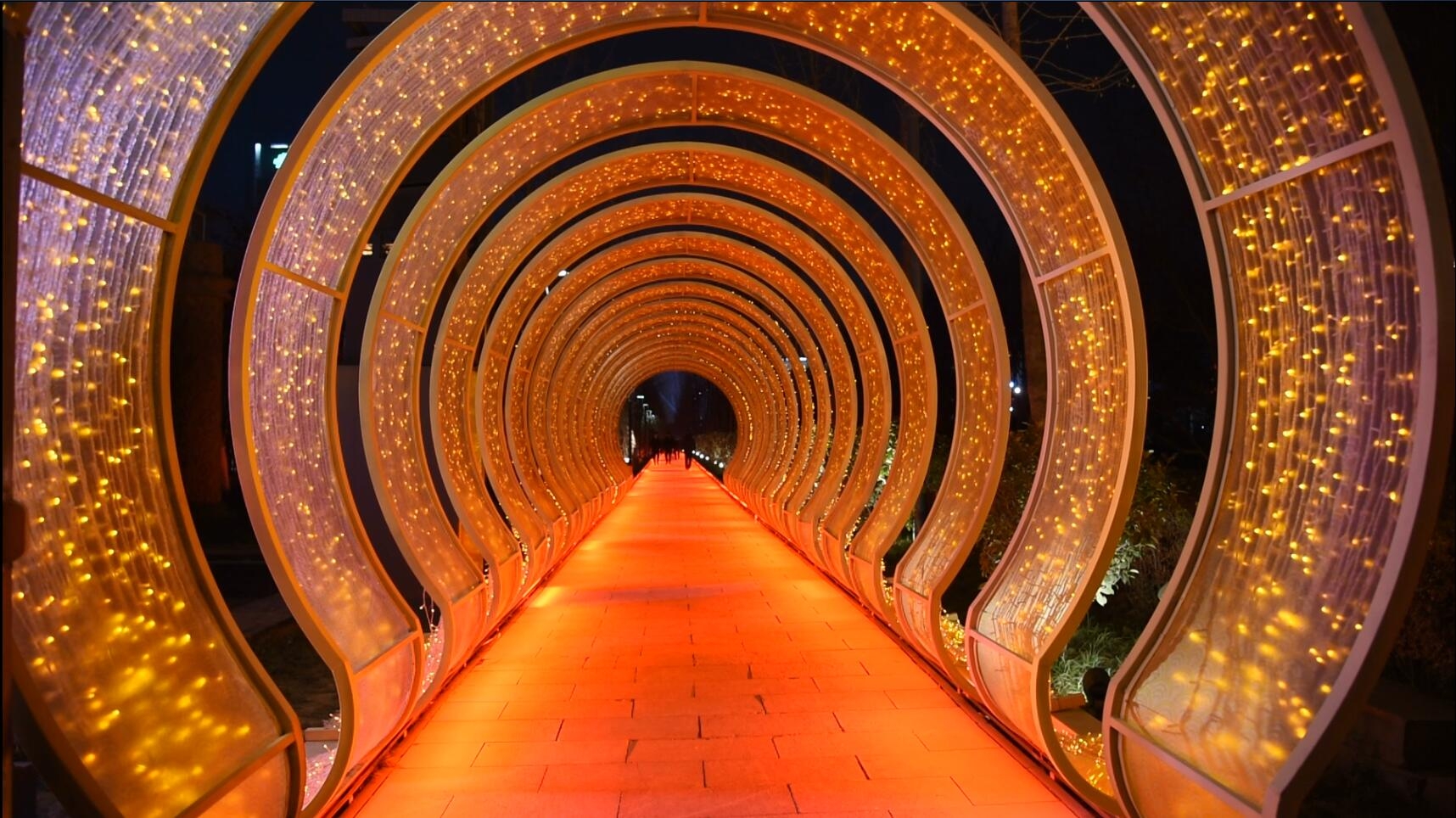 唐城墙遗址公园北广场的"时光隧道"